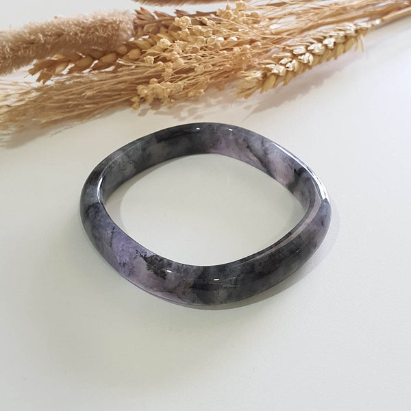 [Unique] Translucent Icy Black with Brilliant Lavender “Art-De-Squarera” Jadeite Bangle (JAC003256) 1