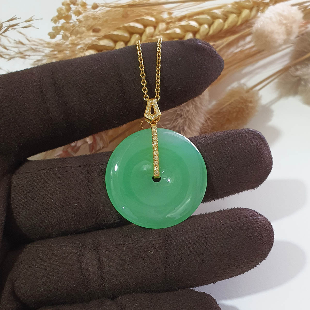[Very Rare] Magnificent Good Translucency Brilliant Apple Green Jadeite Pendant (JAB002367) 1