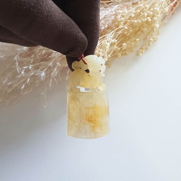 Good Translucency Icy Yellow "Auspicious Wealth Pixiu" Pendant (JAB004558) 1