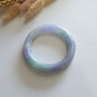 A Translucent Brilliant Lavender and Green Jadeite Princess Round Bangle (JAC002250) 1